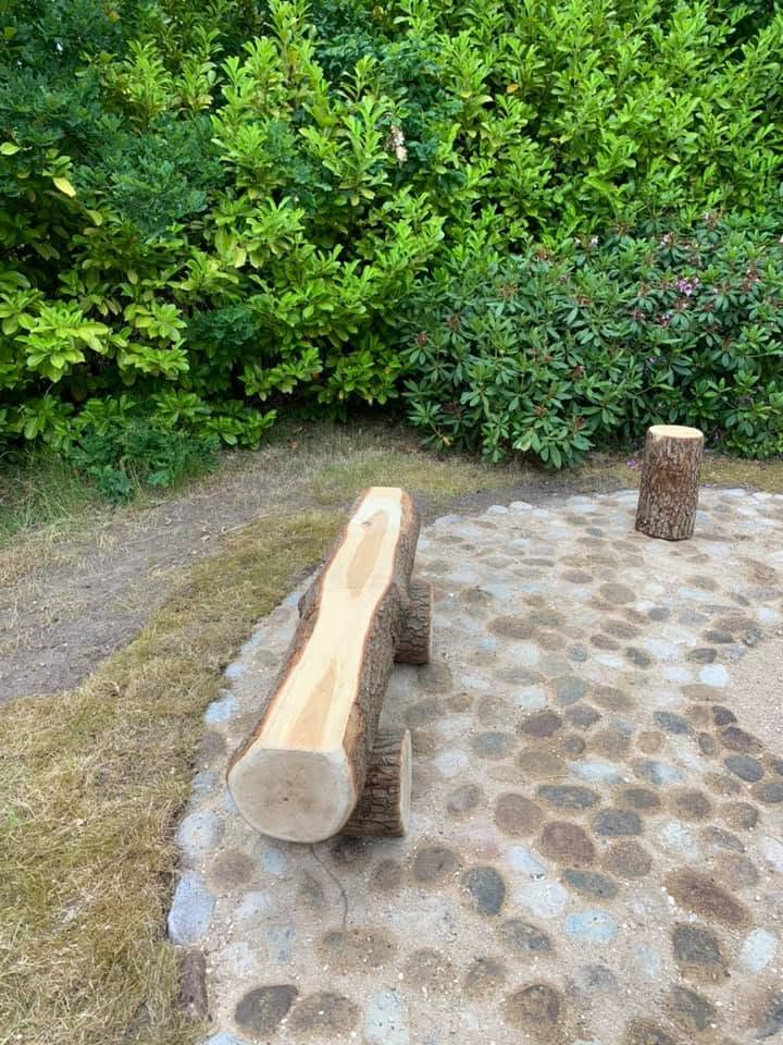 Bænken set hen over markstensbelægningen