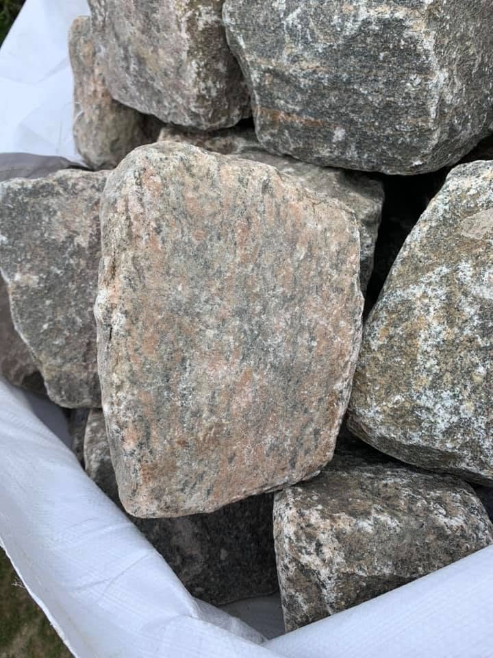 Svensk granit i storsæk, klar til at blive sat
