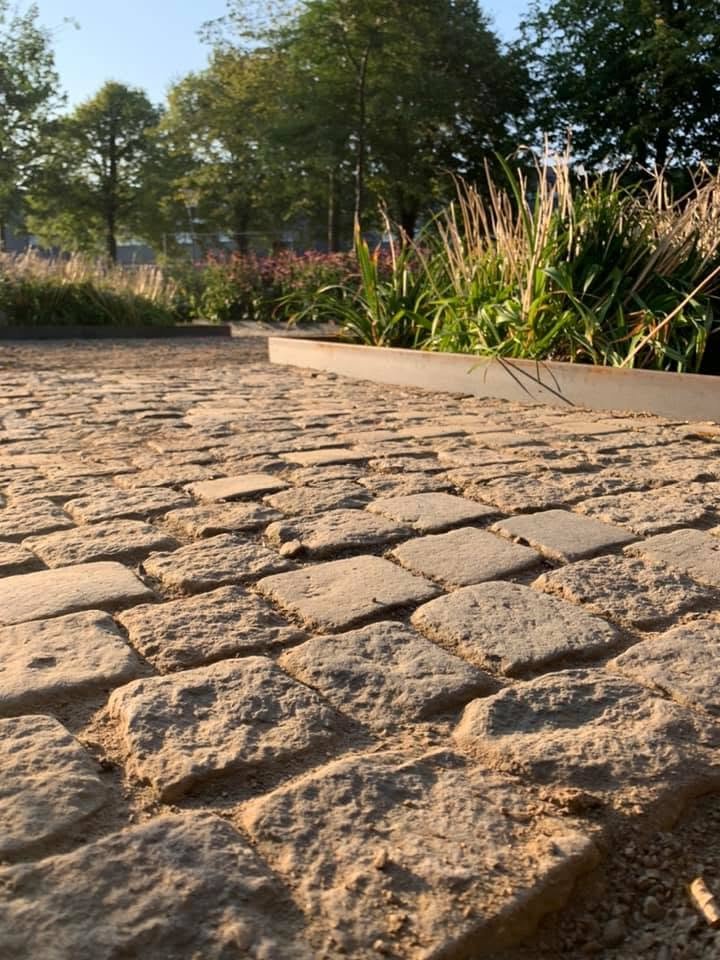 Chaussésten i aftenlys hvor stenenes struktur træder frem